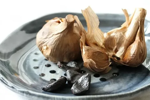 تصویر 1 از سیر سیاه کرمان پرورده و خوش‌ عطر